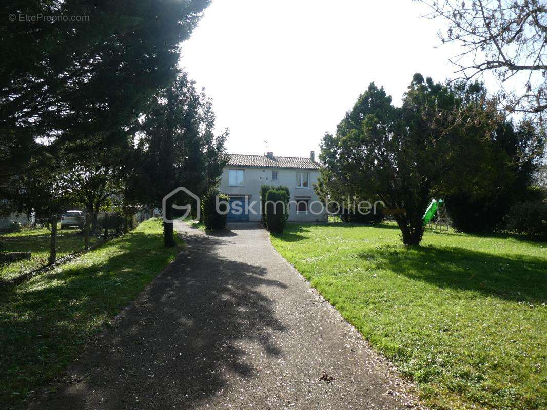  Maison 4 chambres avec terrain arboré de 1 548 m² – À 5 min de Saint-Jean-d'Angély - photo 2