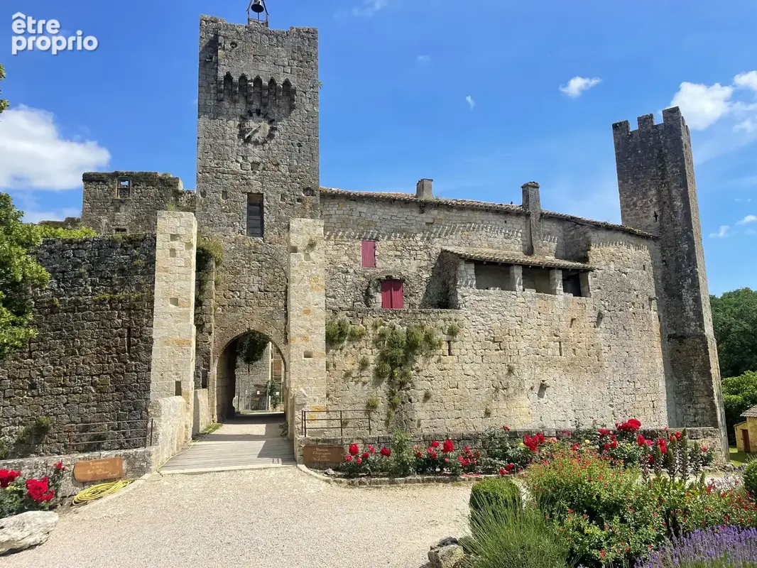 Château du XIII ème à restaurer  situé dans le petit village fortifié de Larressingle - photo 1