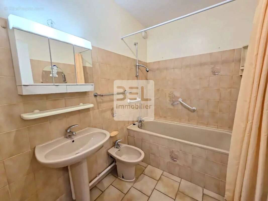 Appartement à BAGNOLS-SUR-CEZE