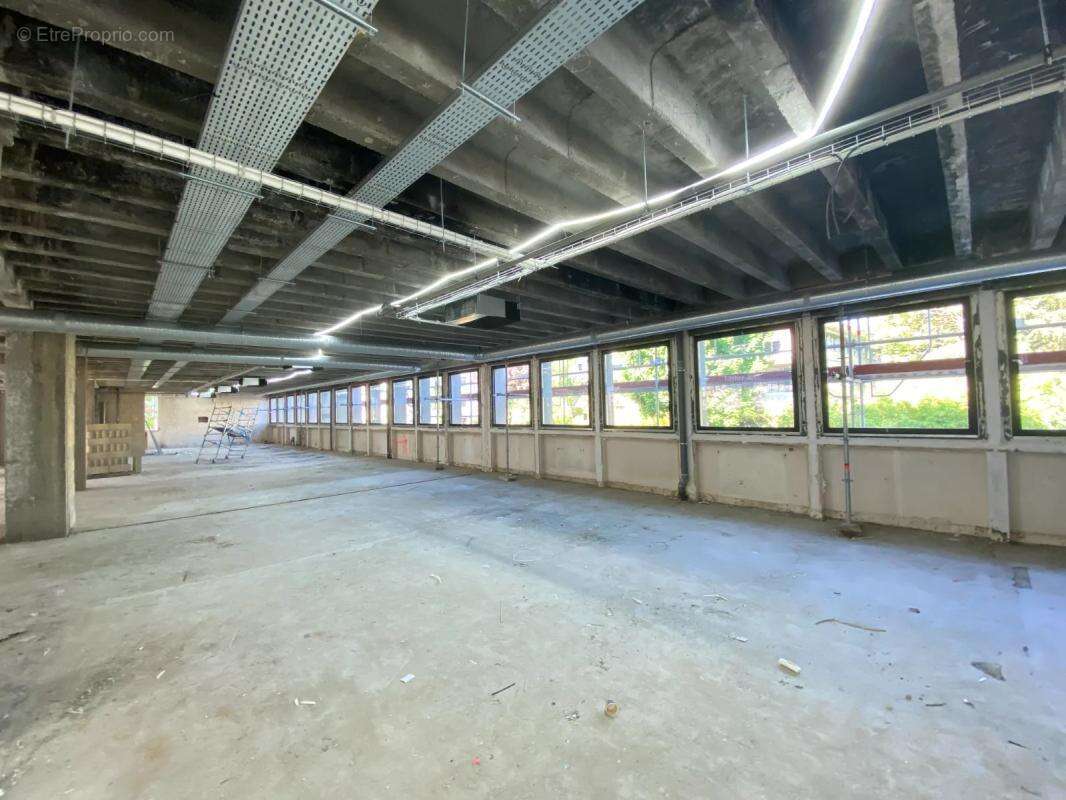 Bureaux à vendre à Boulogne Billancourt. Immeuble restructuré à neuf, 3 plateaux de plus de 500m² divisibles, PMR, 180m² d'espac - photo 5
