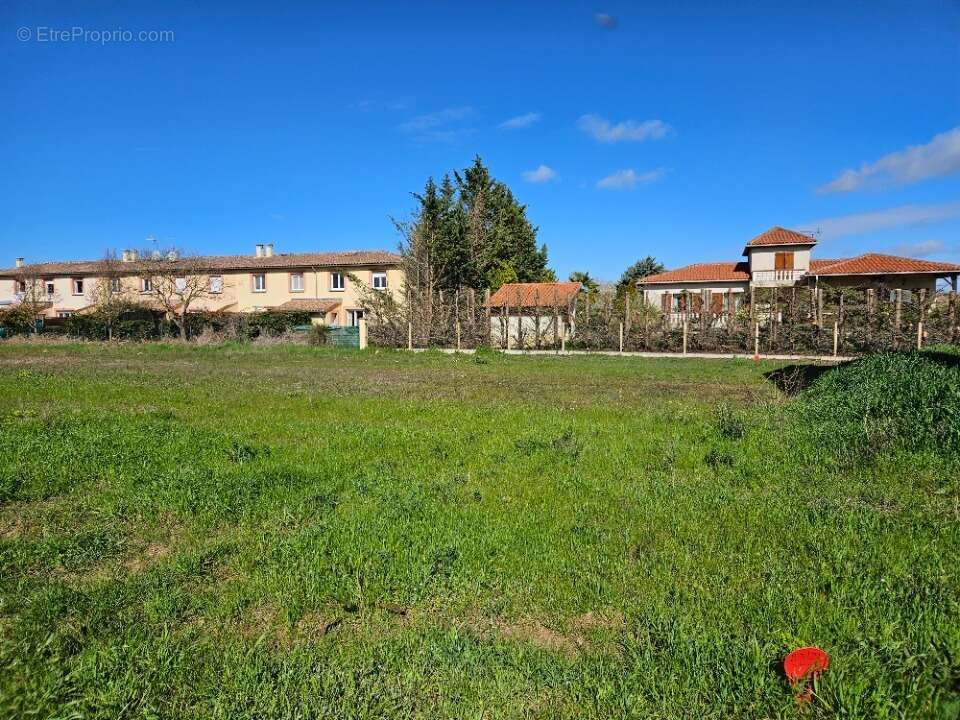 Terrain à SAINT-CLAR-DE-RIVIERE