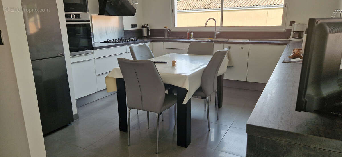 belle maison P.P avec garage double, Piscine, terrasses et jardin clos - photo 4