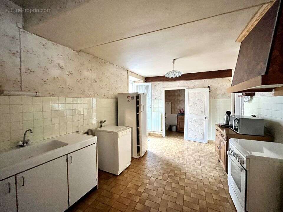 Maison de caractère avec dépendances et fort potentiel au - photo 5