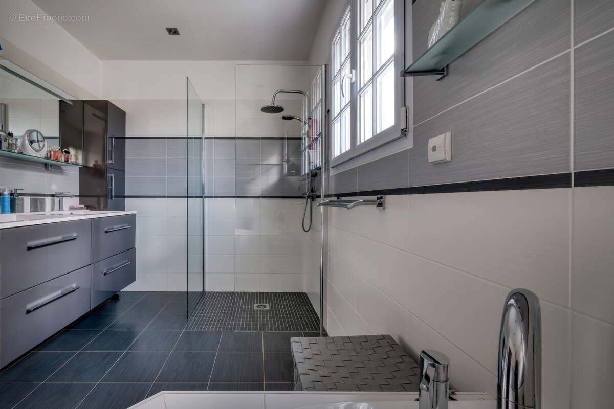 Maison indivdiuelle de plain pied - 210m2 - 5 chambres - dpe c - photo 17