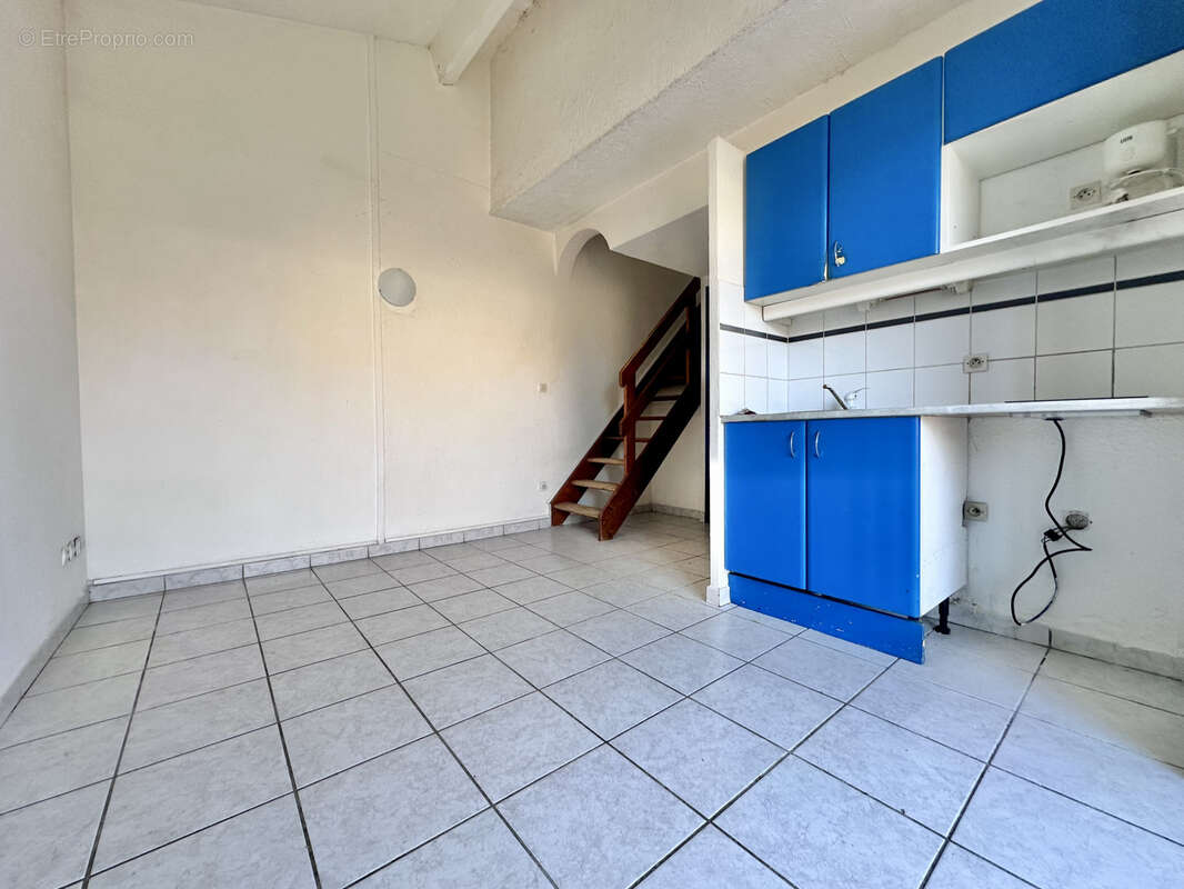 Maison à VIC-LA-GARDIOLE