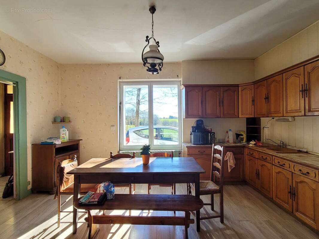 Maison à SAINT-LEONARD-DE-NOBLAT