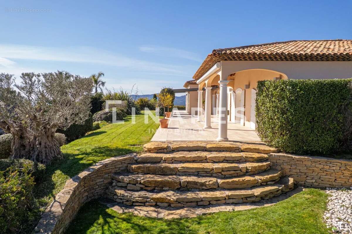 Maison à SAINT-CYR-SUR-MER