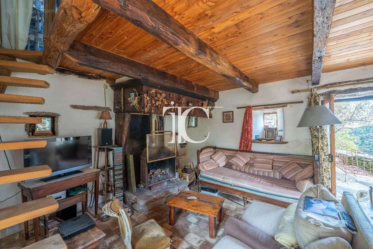 Mas du xviii? à restaurer avec 5 ha de terrain - photo 6