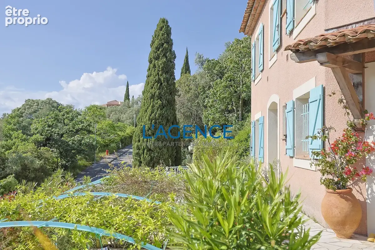 Villa T5 de 145 m2 avec piscine offrant une superbe vue dégagée sur la ville de Hyères - photo 11