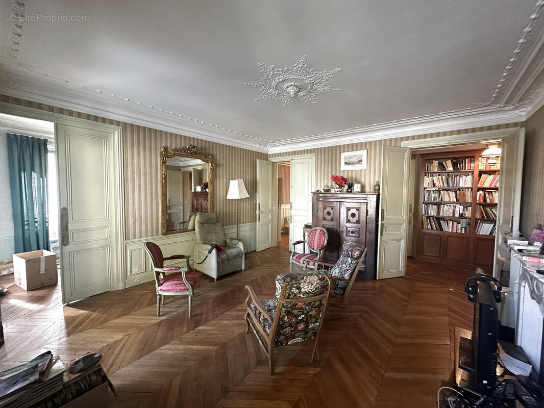 Appartement à PARIS-16E