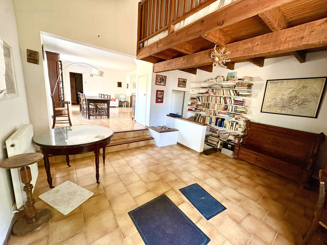 Propriété de caractère d'environ 185m2 sur près de 2 hectares avec piscine, tennis et maison indépendante - photo 4