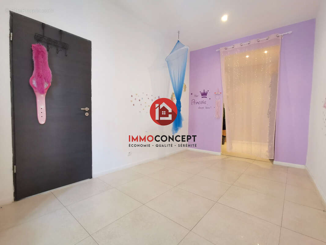 Maison à LAUDUN-L&#039;ARDOISE