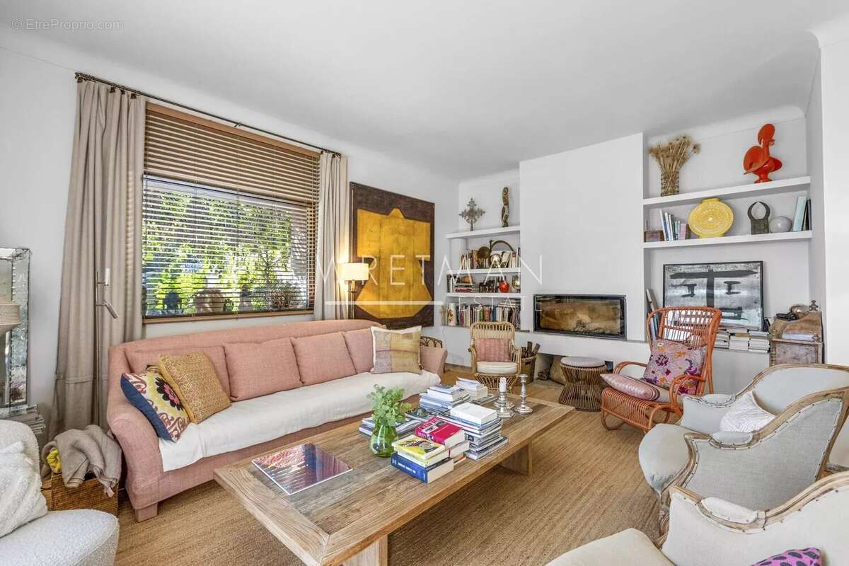 Maison à CHATEAUNEUF-GRASSE