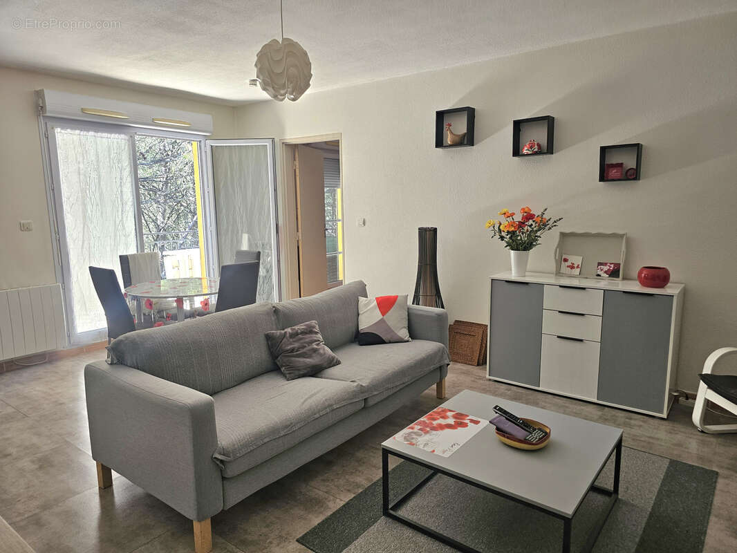 Appartement à LA ROQUE-D'ANTHERON