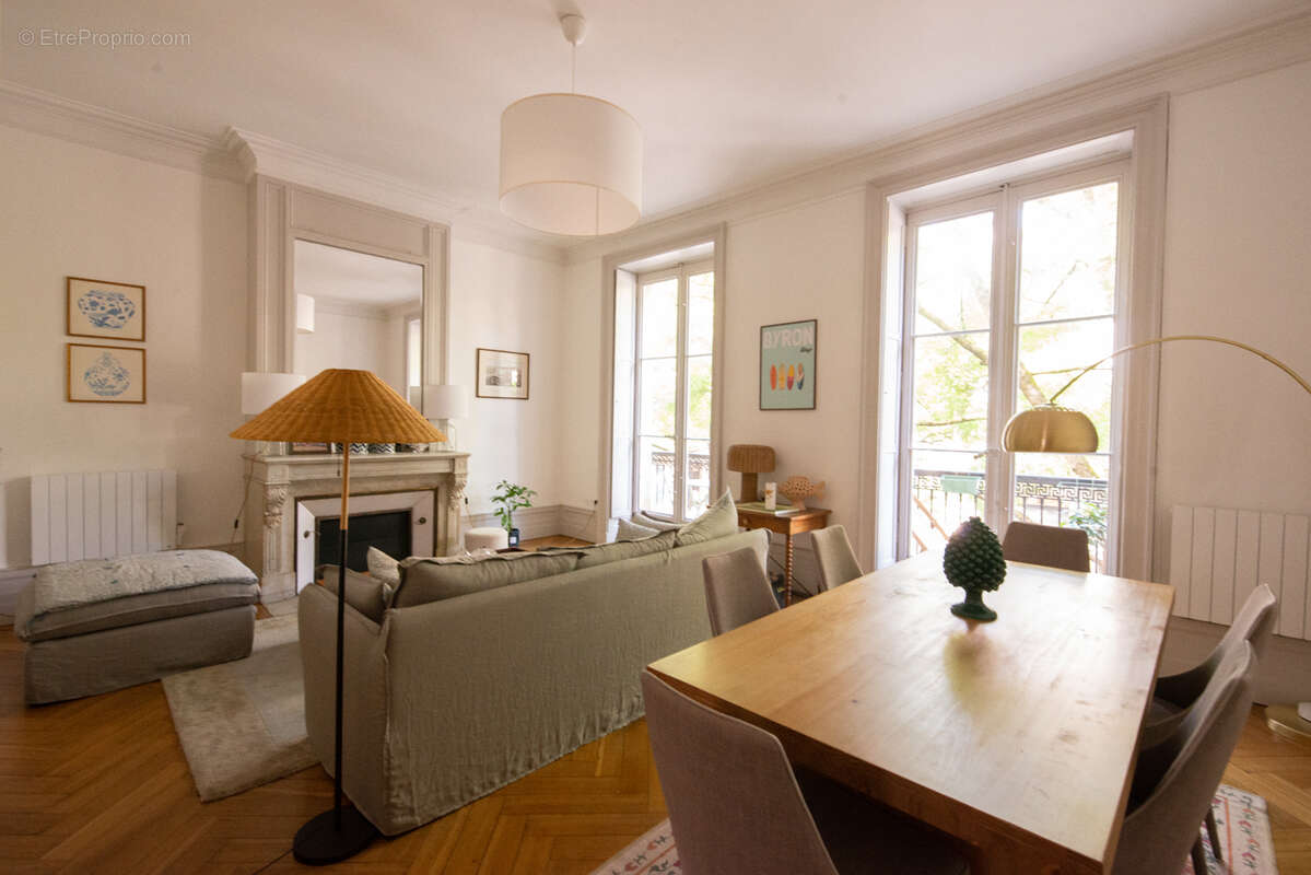 ARCHITECTURE BORDELAISE VALORISÉE -1800 -Appartement rénové avec balcons - photo 3