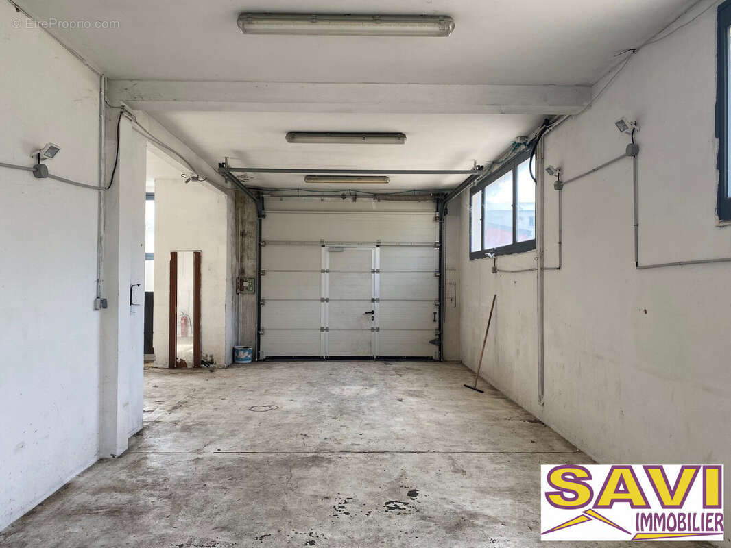 Local commercial 2 - Atelier - Appartement à CHALETTE-SUR-LOING