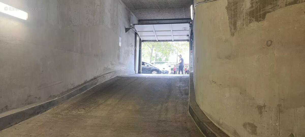 Parking à PARIS-11E
