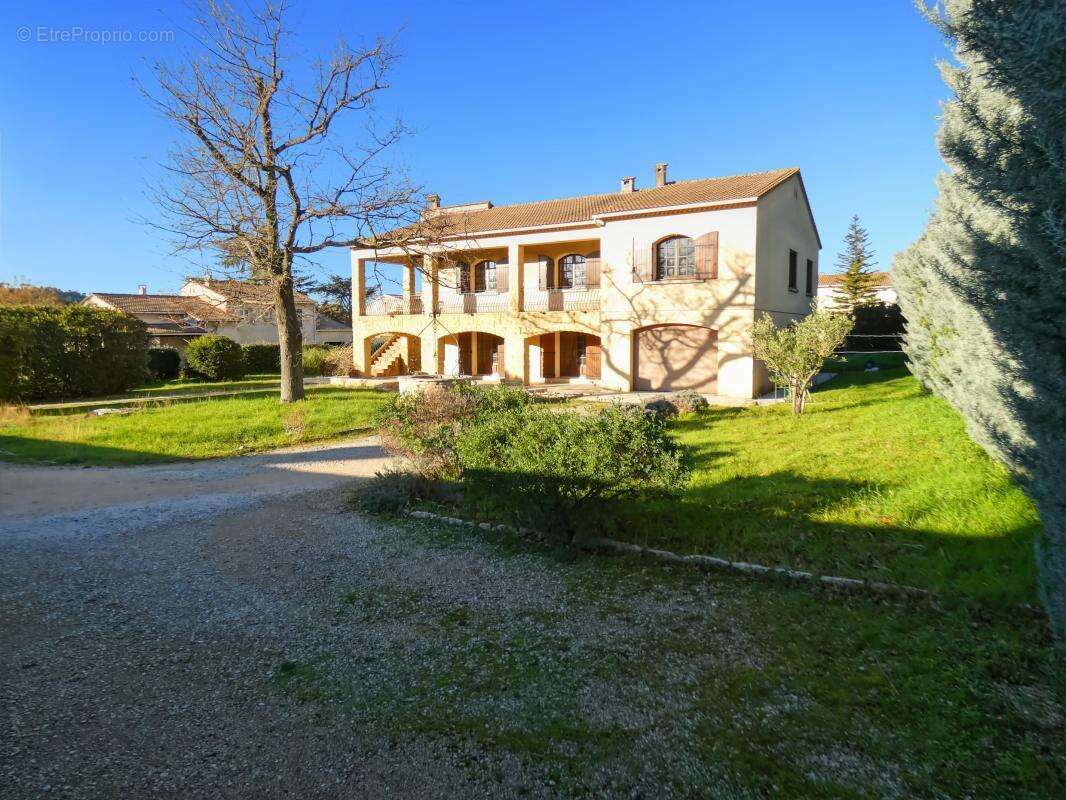 Volumes Généreux et Sérénité aux Portes de la Ville : 267m2 sur terrain de 1785 m2, idéale famille et activité professionnelle - photo 9