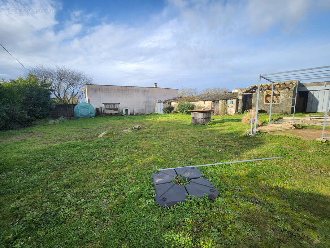 Maison en pierre avec dépendances et fort potentiel - photo 18
