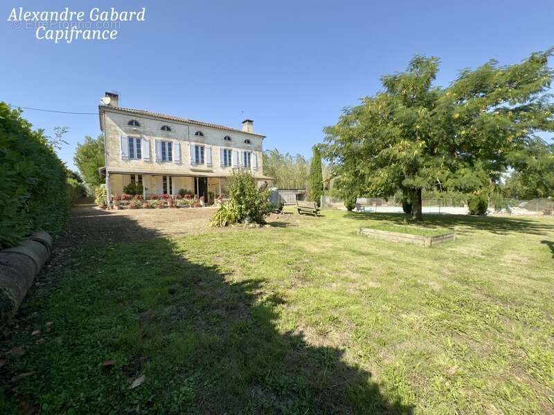Maison en pierres 230 m² - 4 chambres - Terrain 7 370 m² - Piscine - Dépendances - photo 2