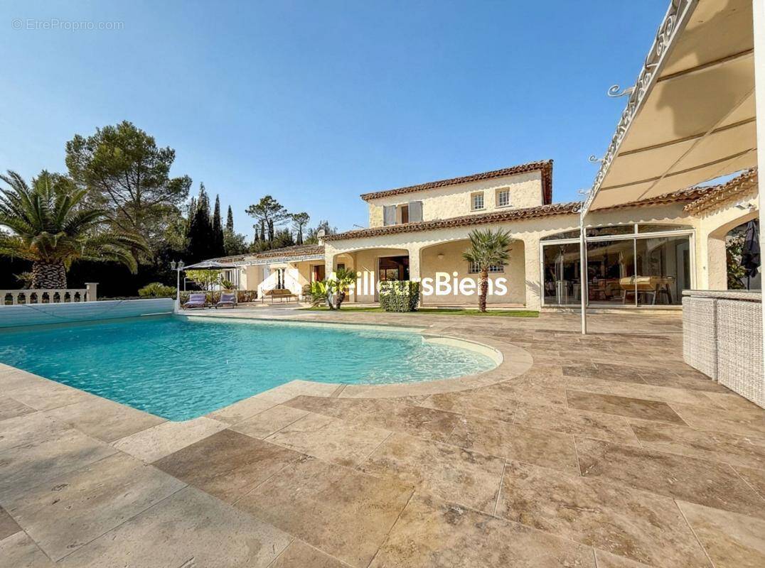 Maison à ROQUEBRUNE-SUR-ARGENS