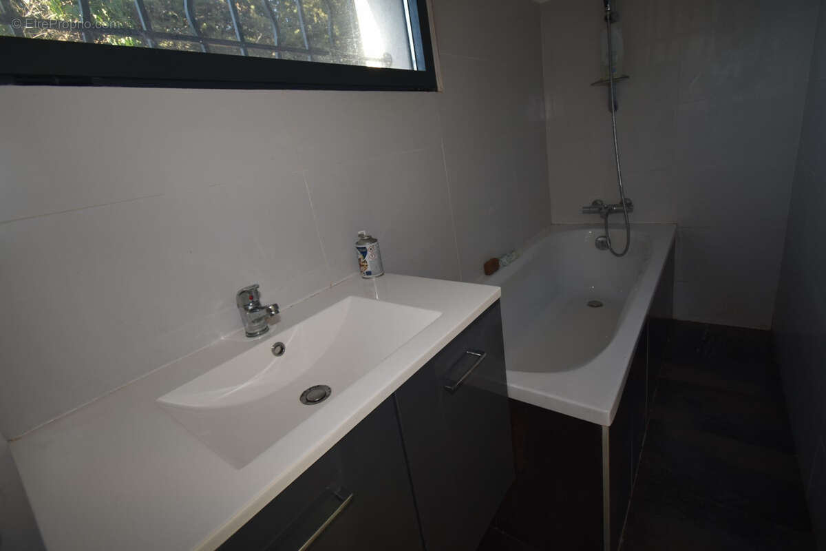 villa 4 pièces avec piscine et terrain constructible à 5 min à pieds du village du plan de la tour - photo 12