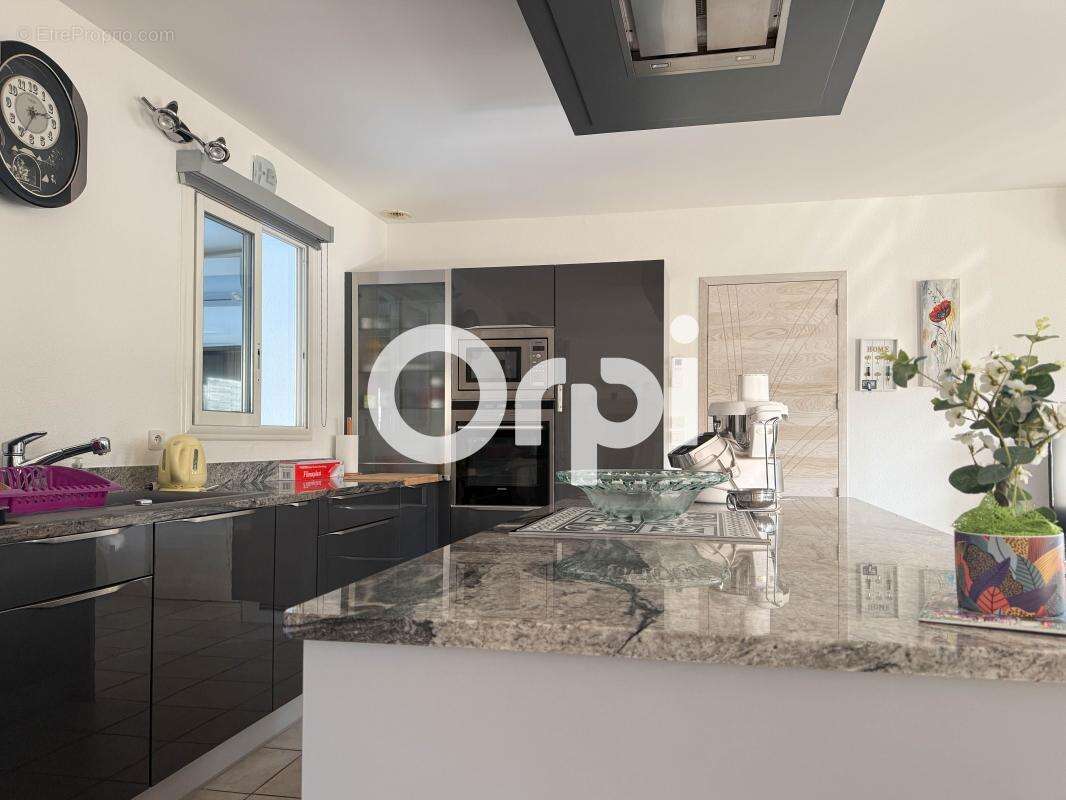 Maison à SAINT-LAURENT-DE-LA-PREE