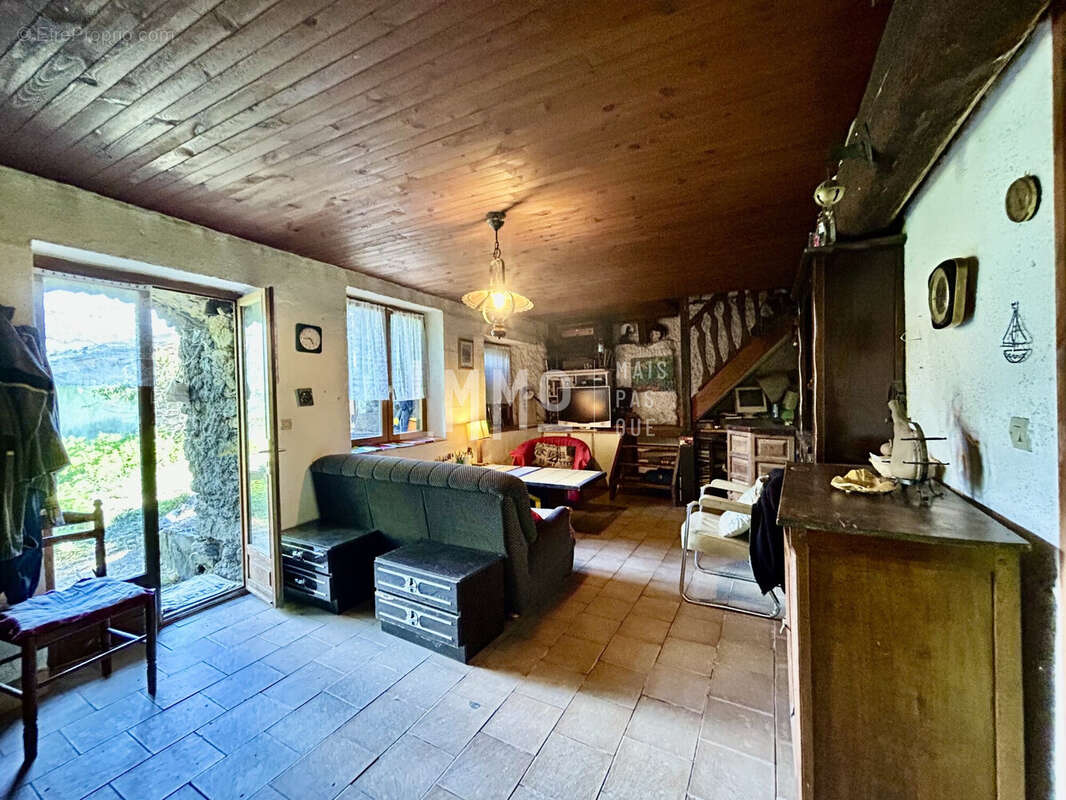 Maison à LES CHAPELLES