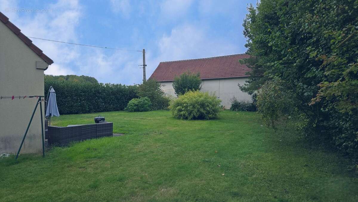 Maison à CHERISY
