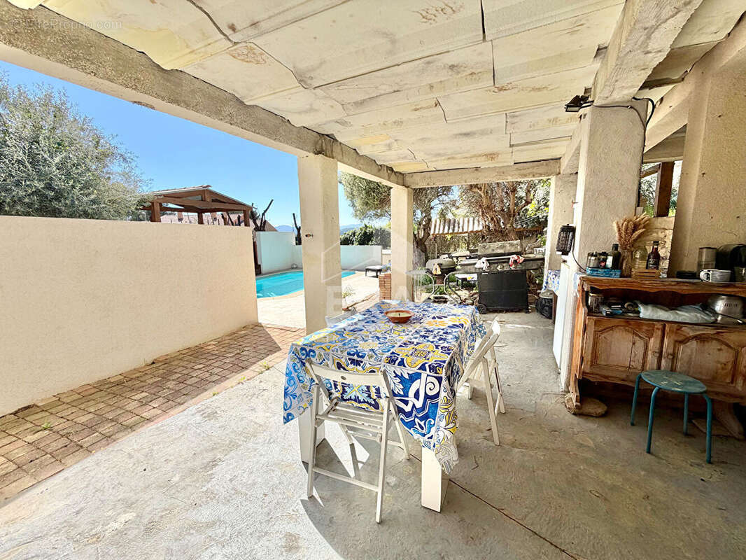Maison à CEYRESTE