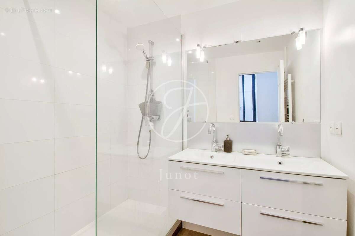 Appartement à LE MESNIL-LE-ROI