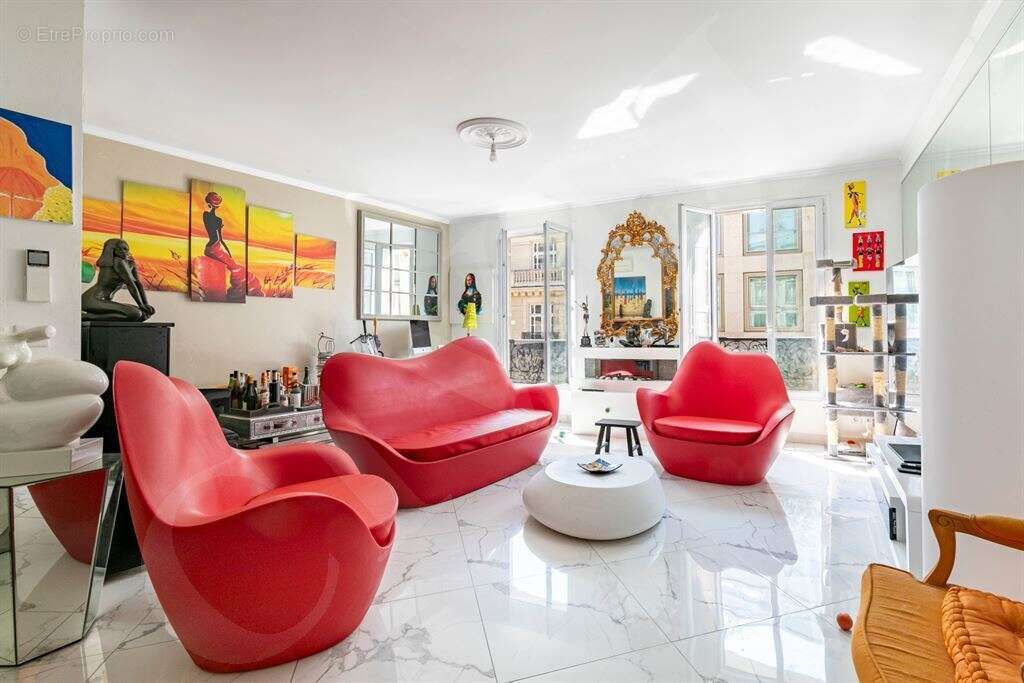 Dans un bel immeuble ancien, magnifique cinq-pièces entièrement rénové et climatisé, situé secteur - photo 2