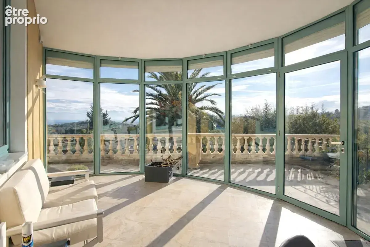 Vence, à 2 minutes à pied du centre, somptueuse villa de 321 m² - photo 3