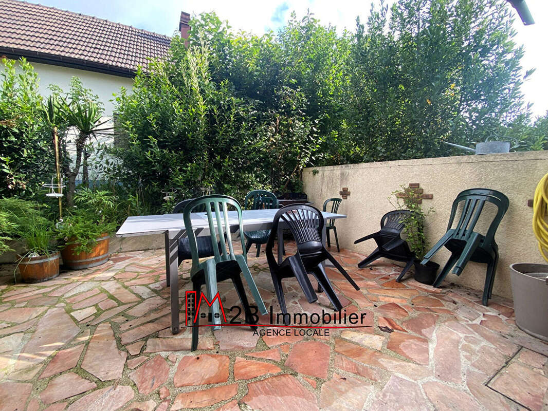 F3 renove avec terrasses - photo 5