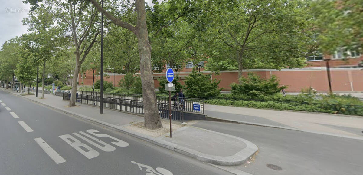 Parking à PARIS-17E