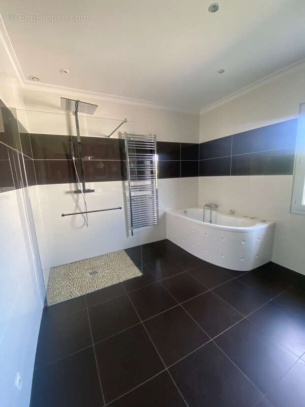 Maison à AMBARES-ET-LAGRAVE