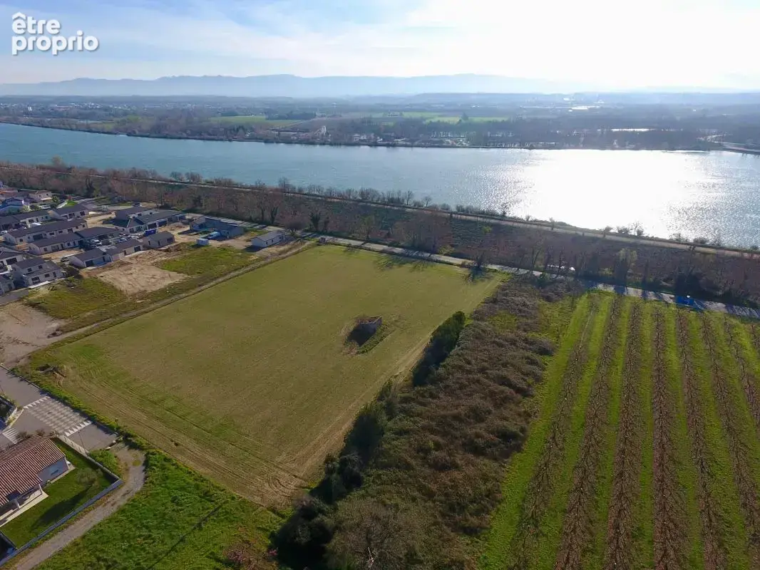 Terrain à CHARMES-SUR-RHONE