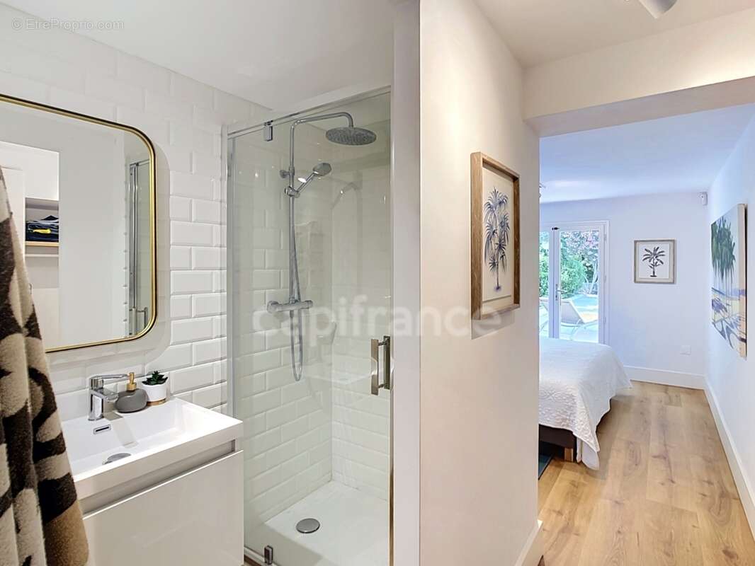MONTÉLIMAR (26200) – Maison familiale climatisée de 162 m², 5 chambres dont une vaste pièce de 35 m², piscine et jardin clos arb - photo 10