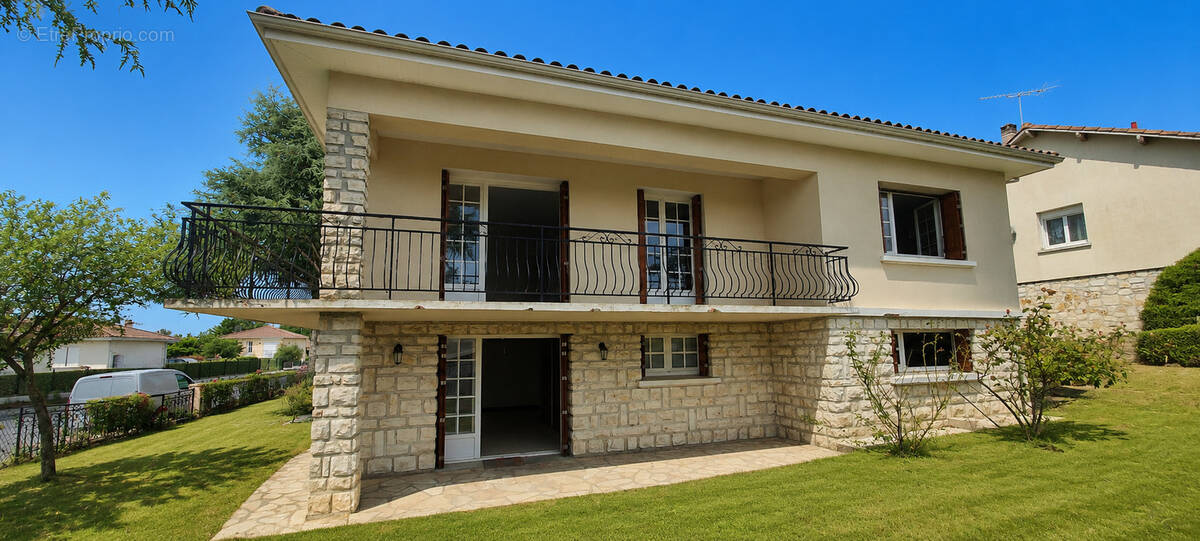 Maison à LA ROCHE-CHALAIS