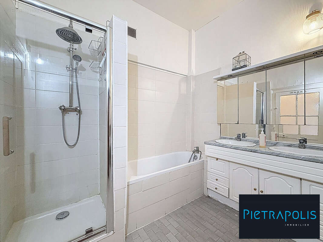 Salle d'eau / de bains - Appartement à DOLE