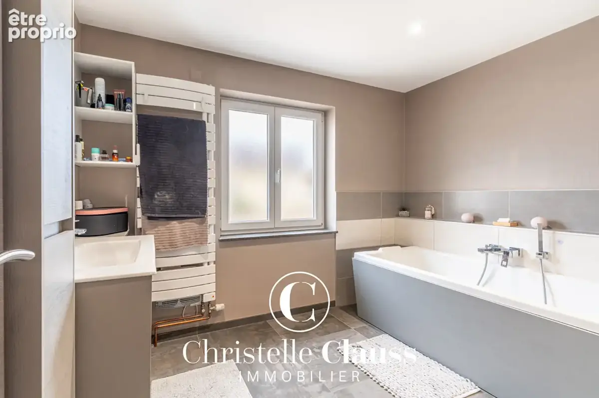 Maison familiale rénovée de 140 m² sur plus de 10 ares de terrain - photo 7