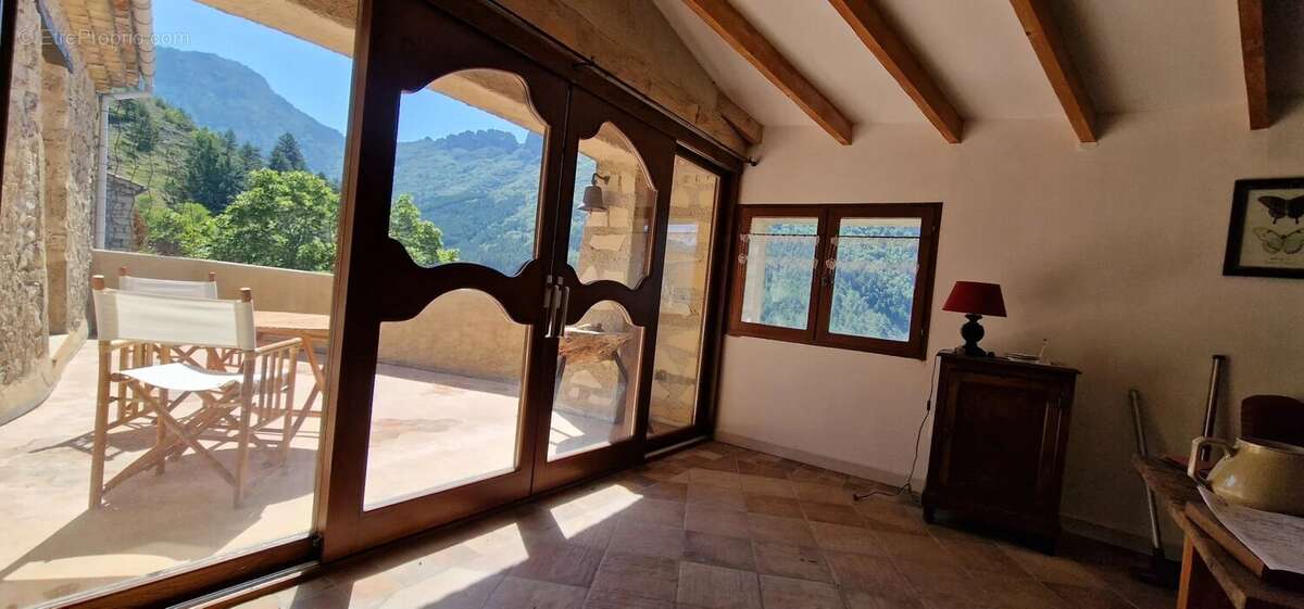 Rare propriété rénovée avec terrasses panoramiques au cœur de la Drôme - photo 4
