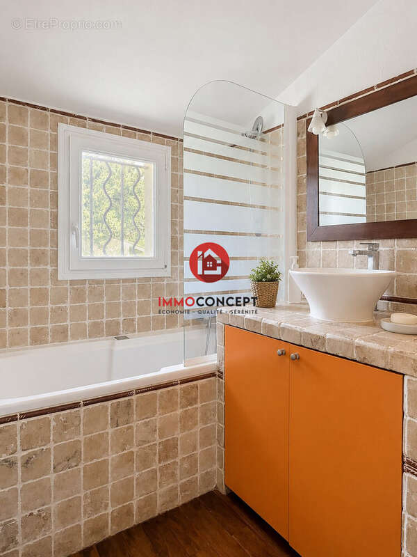 Salle de bains avec WC - Maison à LES ANGLES