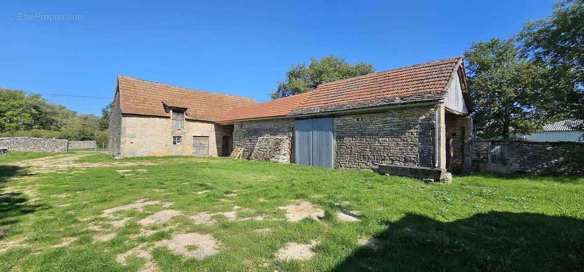Bel ensemble en pierre dans un hameau - photo 4