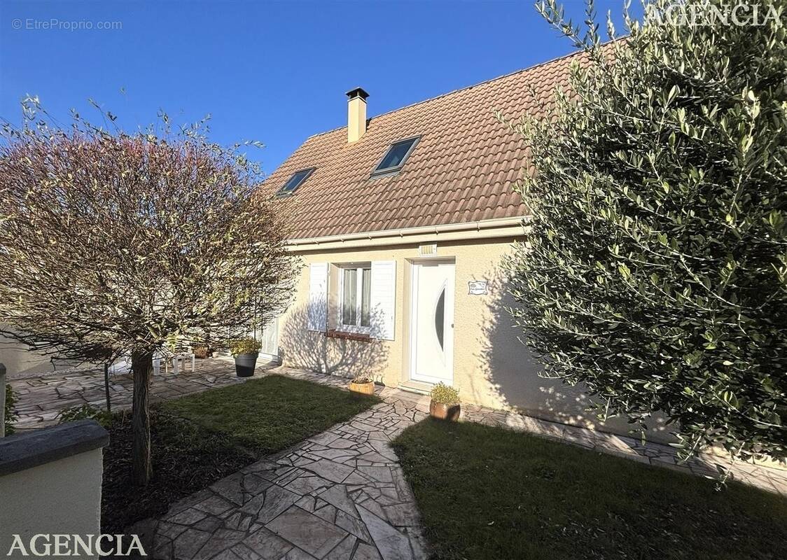 Maison à FONTENAY-TRESIGNY