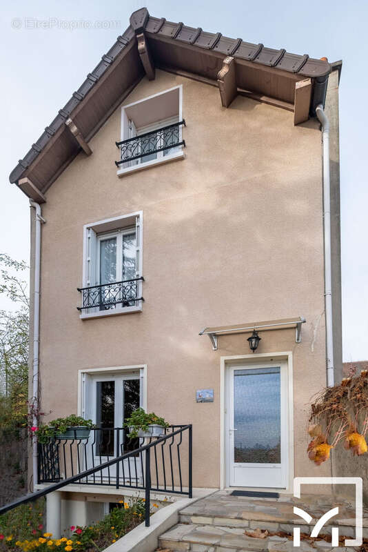 Maison à LE MESNIL-LE-ROI