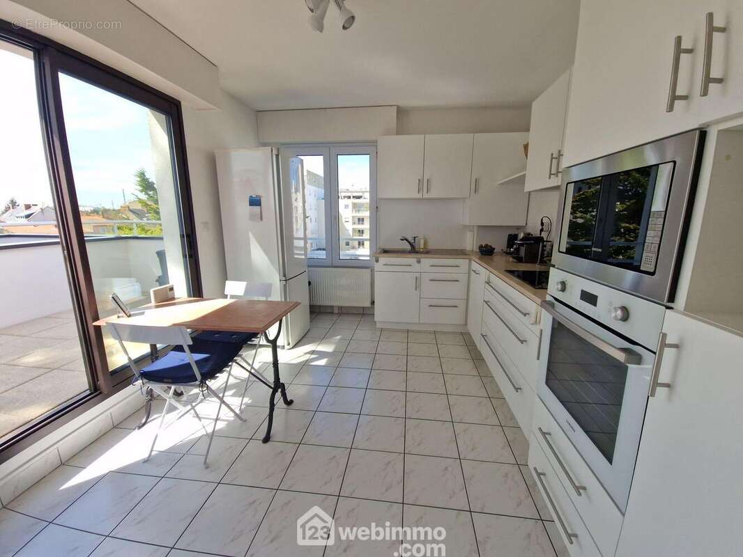 Cuisine aménagée et équipée - Appartement à LA ROCHE-SUR-YON