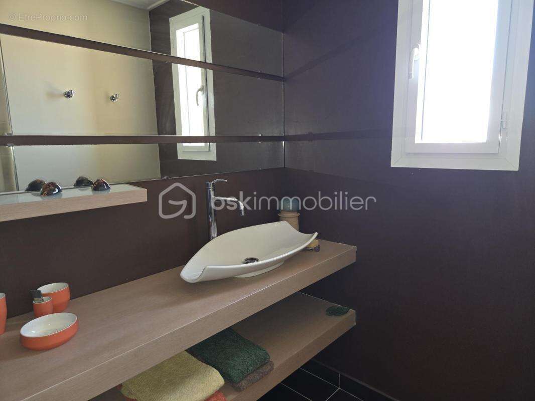 FRONTIGNAN – Élégante villa familiale de 195 m² de type 8 avec piscine, prestations haut de gamme et jardin paysager - photo 9