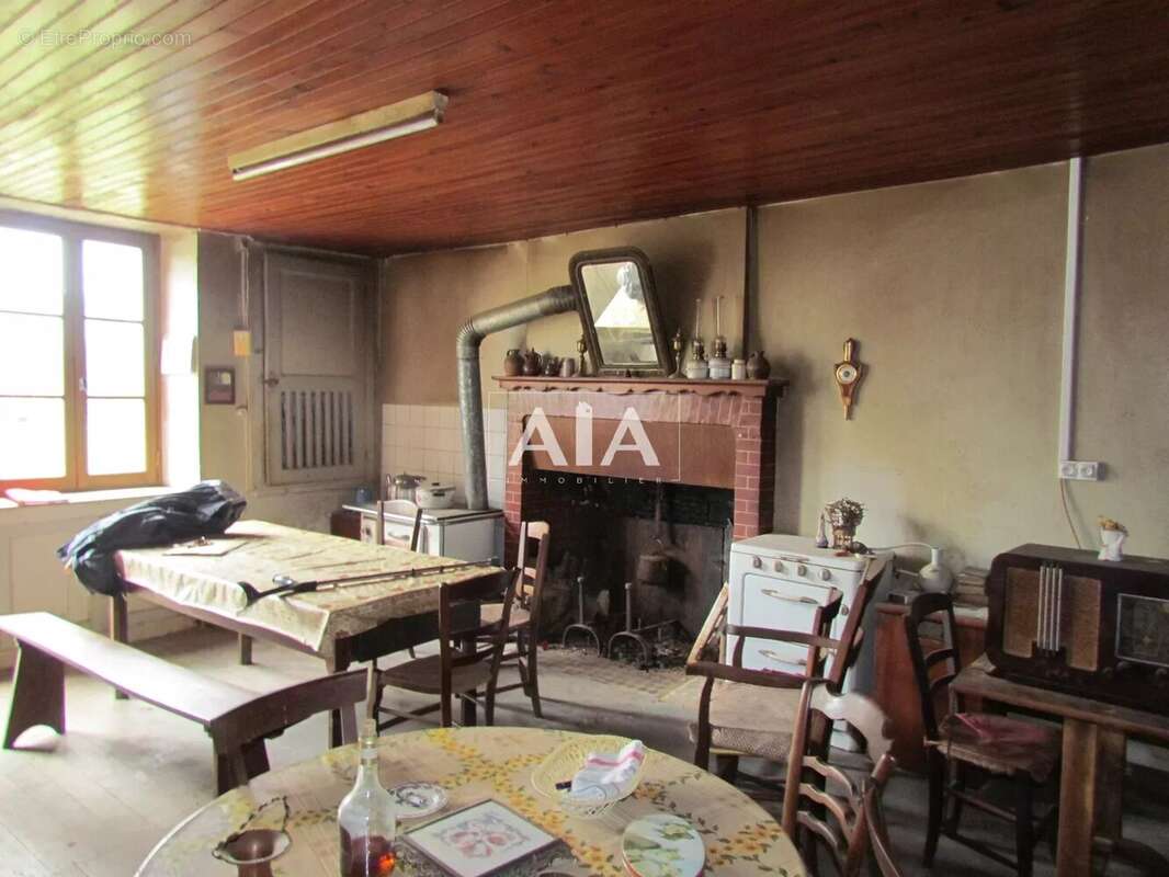 Maison à LES ADJOTS