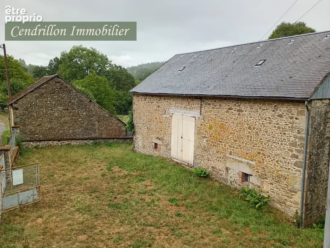 Très belle maison à rénover située dans un petit hameau proche de Saint-Georges-la-Pouge. - photo 2